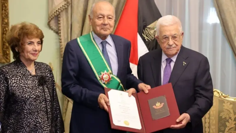 عباس يقلّد أحمد أبو الغيط وسام فلسطين الأعلى