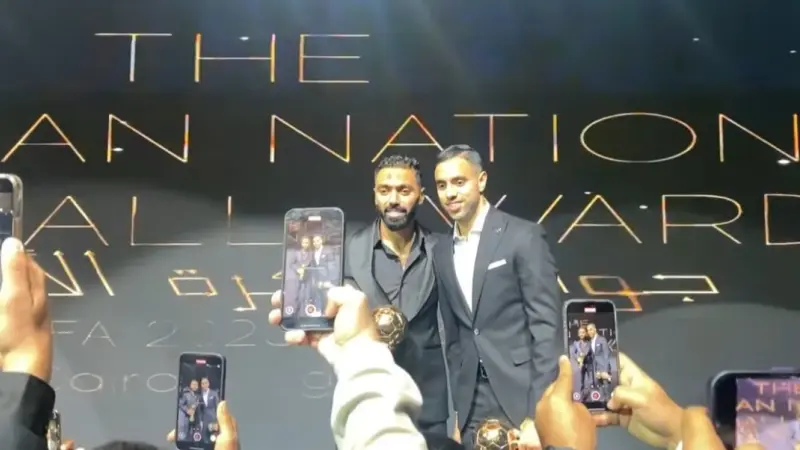 فيديو- عناق وصور ثنائية ينهي أزمة اللاعبين الشحات والشيبي