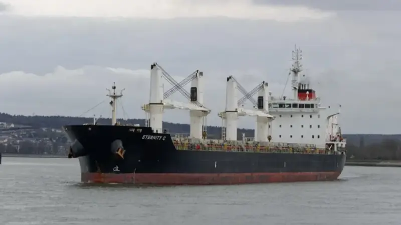 هجوم "حوثي" يغرق سفينة "إترنيتي سي" في البحر الأحمر