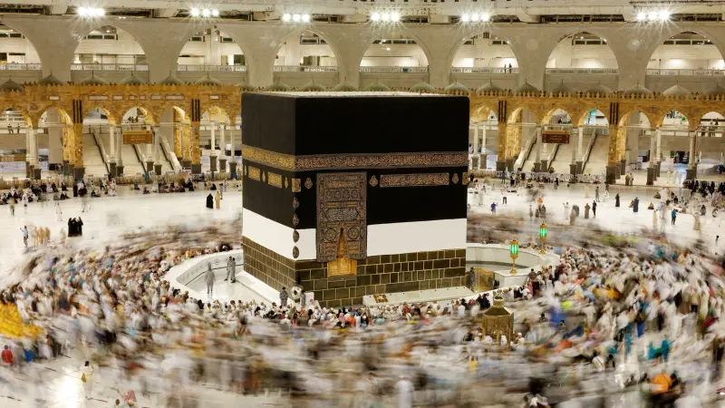 تعامد القمر على الكعبة في سماء مكة المكرمة.. ما القصة؟