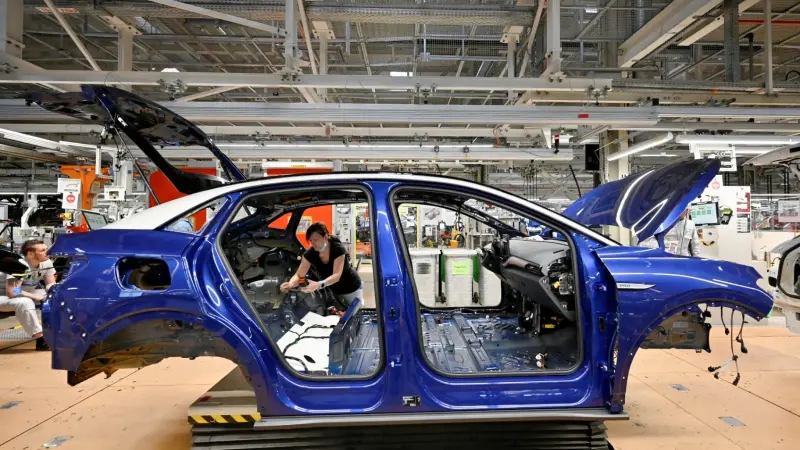 شركات السيارات الكبرى تفقد بريقها أمام "تيسلا" و"BYD"