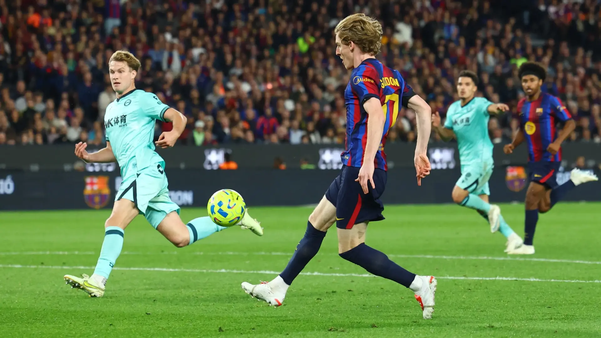 حفل أهداف لبرشلونة على شرف ألافيس (رويترز) حفل أهداف لبرشلونة على شرف ألافيس (رويترز)