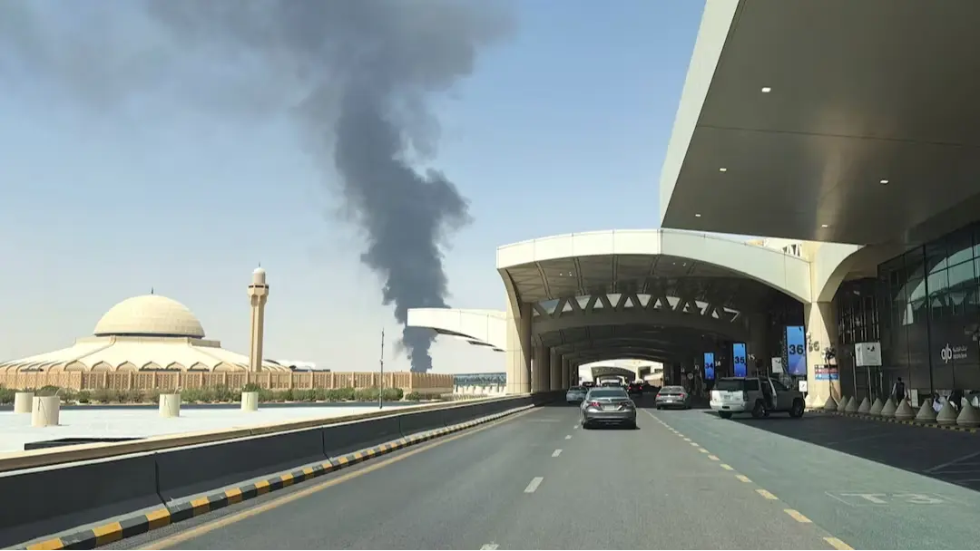 السلطات السعودية تكافح حريقا بمطار الملك خالد بعد هجوم بمقذوف (روريترز) السلطات السعودية تكافح حريقا بمطار الملك خالد بعد هجوم بمقذوف (روريترز)