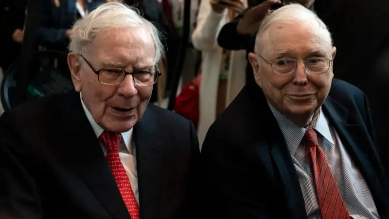 وفاة تشارلز منغر ذراع وارن بافيت اليمنى في "بيركشاير"