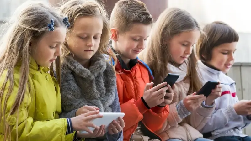 بريطانيا تتجه لحظر السوشيال ميديا عن المراهقين