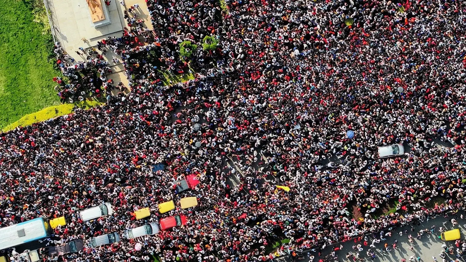 فيديو - احتفال دموي في الهند.. قتلى بتدافع خلال تتويج فريق كريكيت - المشهد