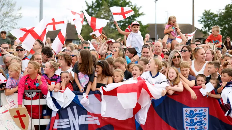 فيديو وصور - استقبال جماهيري حافل لمنتخب إنجلترا بعد التتويج بلقب "يورو" السيدات