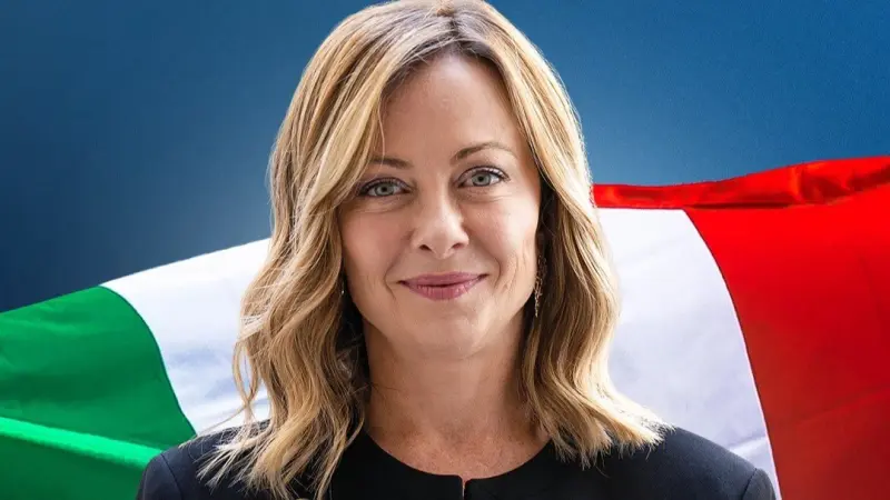 فيديو -  رئيس وزراء ألبانيا يركع على ركبته أمام رئيسة الوزراء الإيطالية