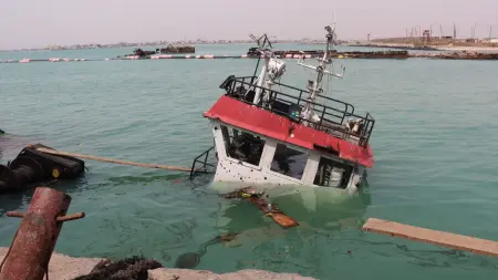 اليمن.. "الحوثيون" يستهدفون ميناء المخا بـ3 صواريخ باليستية