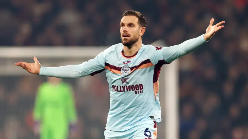 فيديو - نجم ليفربول السابق يتورط في مشهد فوضوي بإحدى مباريات البريميرليغ