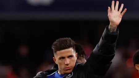 related_news_inside_blogsقرار روسينيور بإيقاف إنزو فرنانديز يثير الجدل في تشيلسي.. فهل يغادر إلى مدريد؟