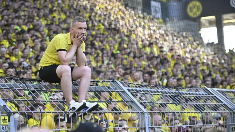 فيديو - بعد خسارة اللقب.. مشاهد مؤثرة في مدرجات بروسيا دورتموند