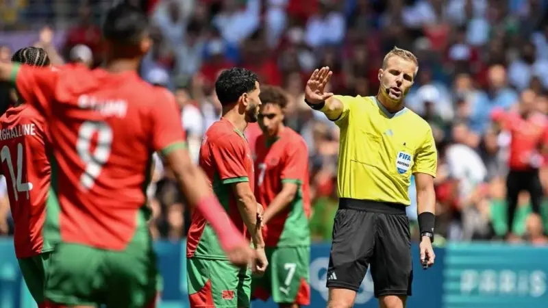 من هو غلين نيبرغ حكم نهائي كأس العرب 2025؟ صافرة مثيرة للجدل