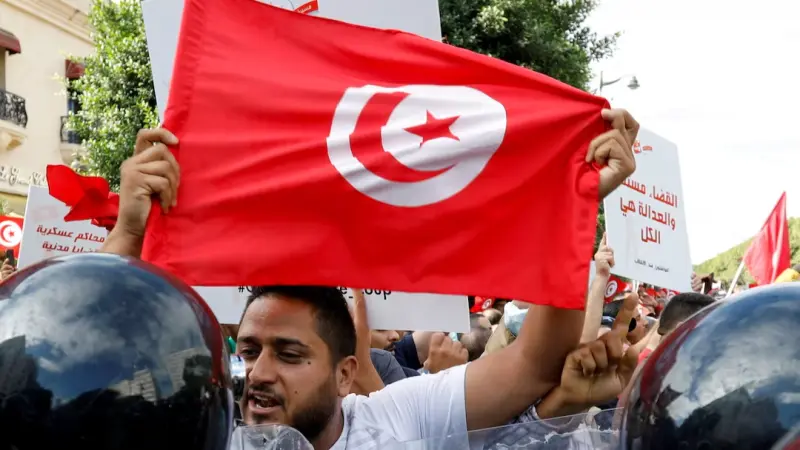 فيديو -  اتحاد الشغل يعود للشارع مجددا ملوحا بالإضراب العام في تونس