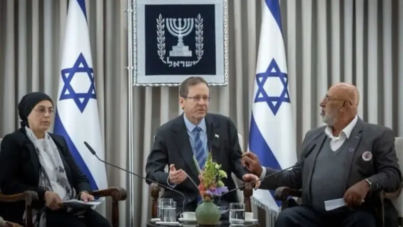 الرئيس الإسرائيلي لعائلات الضحايا العرب: لا بد من اقتلاع الجريمة من جذورها