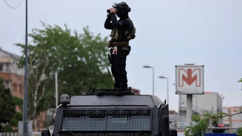 فيديو - فرنسا.. الاعتداء على حافلة تقل 41 سائحا صينيا في مرسيليا