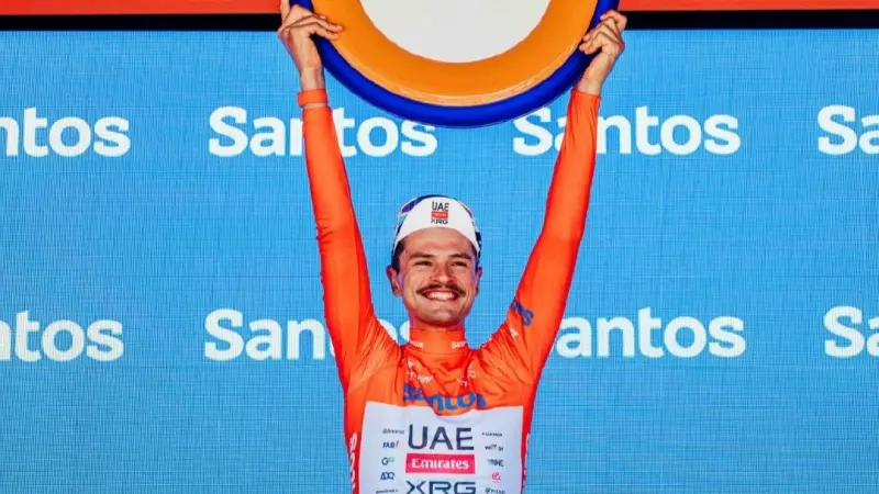 رغم حادث تصادم مع كنغر.. فاين يتوج بلقب سباق تور داون أندر للدراجات