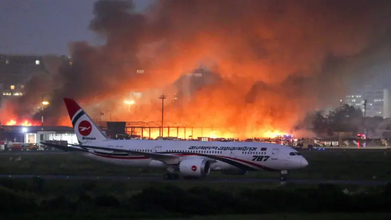 فيديو - حريق في مطار دكا يتسبب بتعليق جميع الرحلات