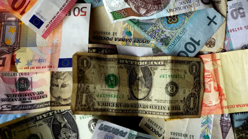 ماذا يحدث في سوق العملات مع استمرار التشديد النقدي؟