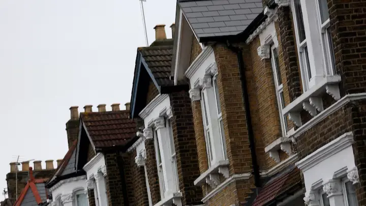 ضريبة على المنازل الفاخرة في إنجلترا لتوفير مليارات الجنيهات