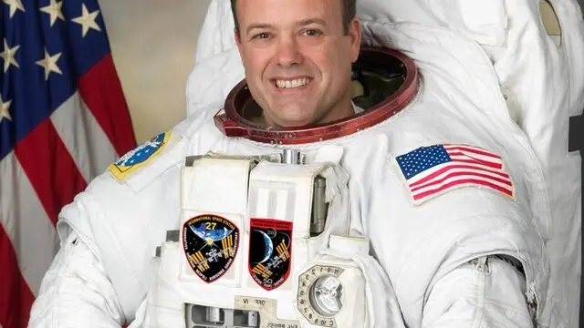 رائد فضاء يكشف حقائق مدوية.. ماذا قال رونالد غاران عن أكبر كذبة عاشتها البشرية؟