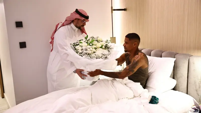 لقطة مثيرة في آسيا.. قائد جوهور يشتبك مع مسعف لإنقاذ زميله