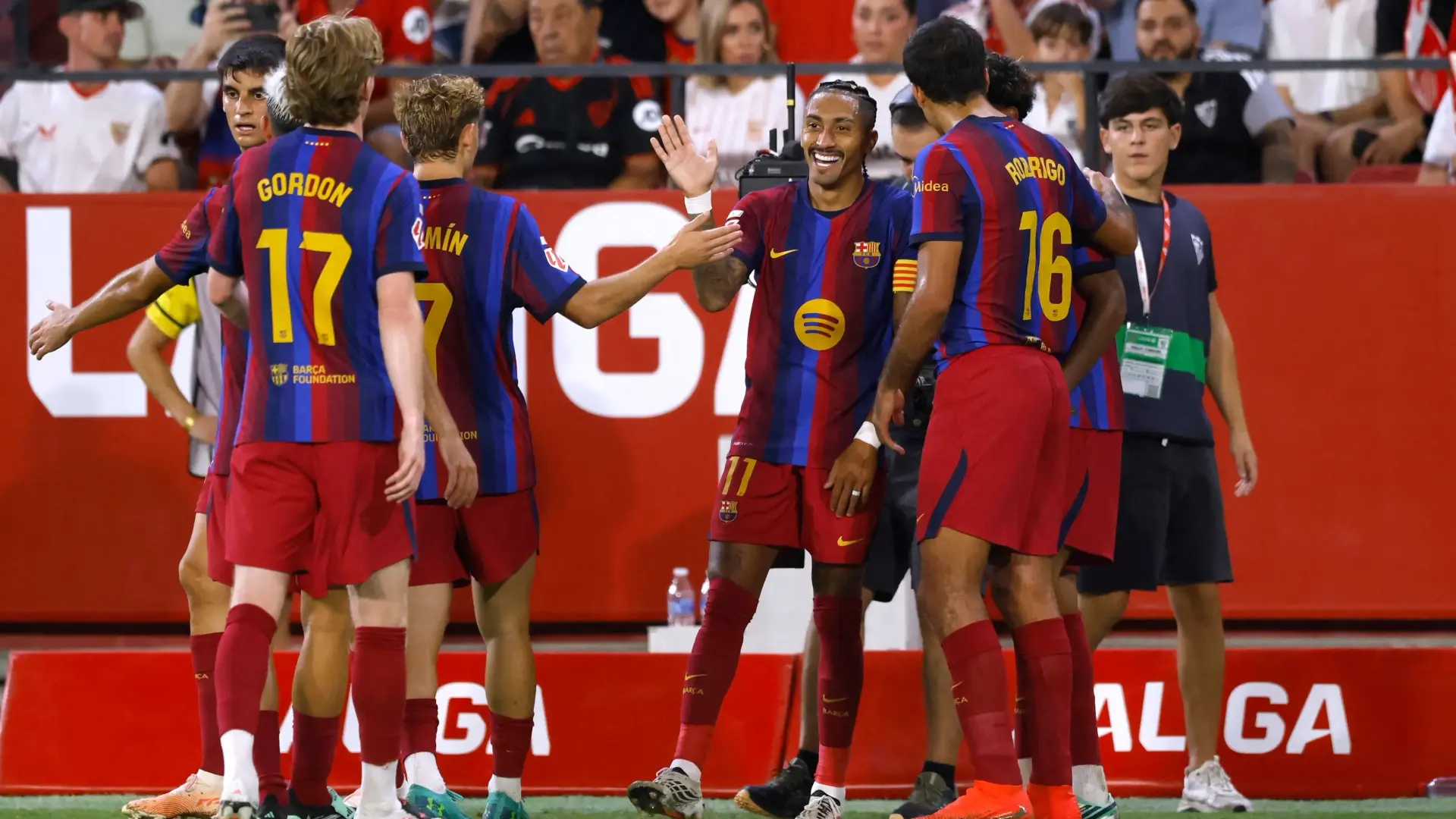شاهد "هاتريك" رافينيا.. نتيجة وملخص أهداف مباراة برشلونة ضد إشبيلية اليوم في الدوري الإسباني