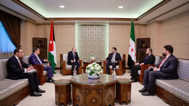 فيديو - بدون بروتوكولات.. وزير الخارجية السوري ونظيره الأردني في أحد مطاعم دمشق