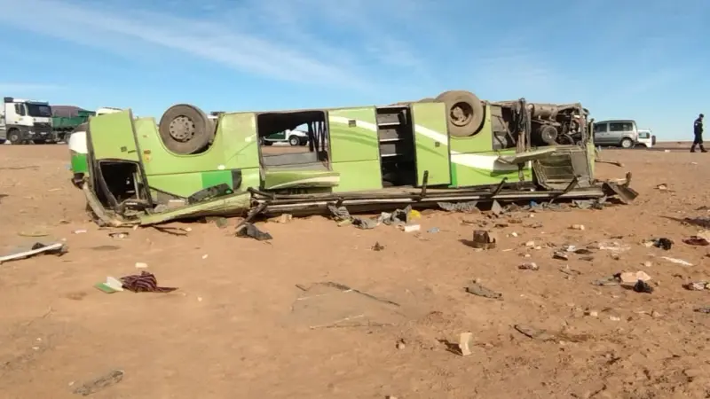 الجزائر.. عشرات القتلى والجرحى في حادث انقلاب حافلة