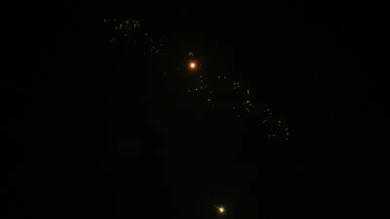 فيديو - انفجارات في سماء تل أبيب بسبب صواريخ إيرانية