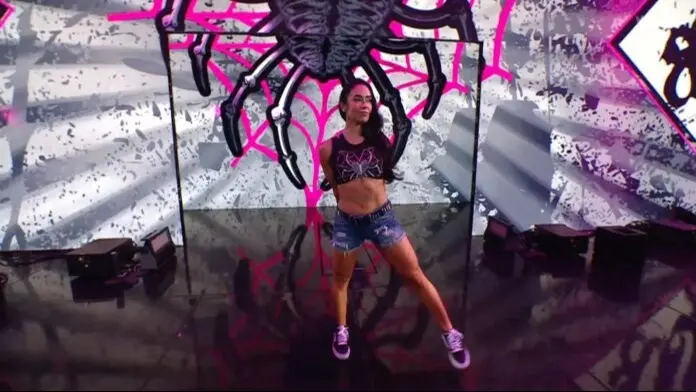 فيديو - عودة "AJ Lee" لدعم سي إم بانك بعد غياب 10 سنوات عن الحلبات