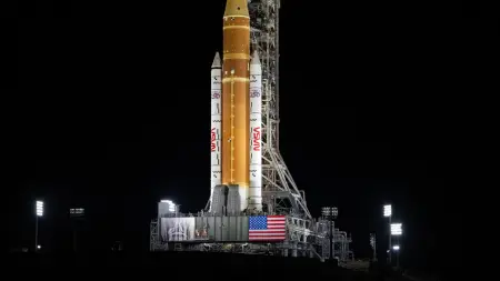 أول رحلة مأهولة إلى القمر منذ 1972.. ناسا تبدأ العد التنازلي