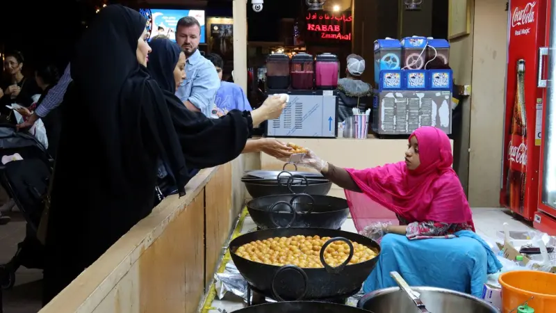 اللقيمات تتمتع بشعبية كبيرة في دول الخليج (رويترز)