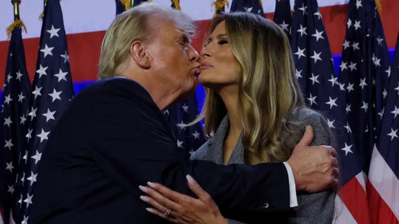 فيديو - "يجب أن أكون حذرا".. ترامب يُغازل ميلانيا في موقف محرج
