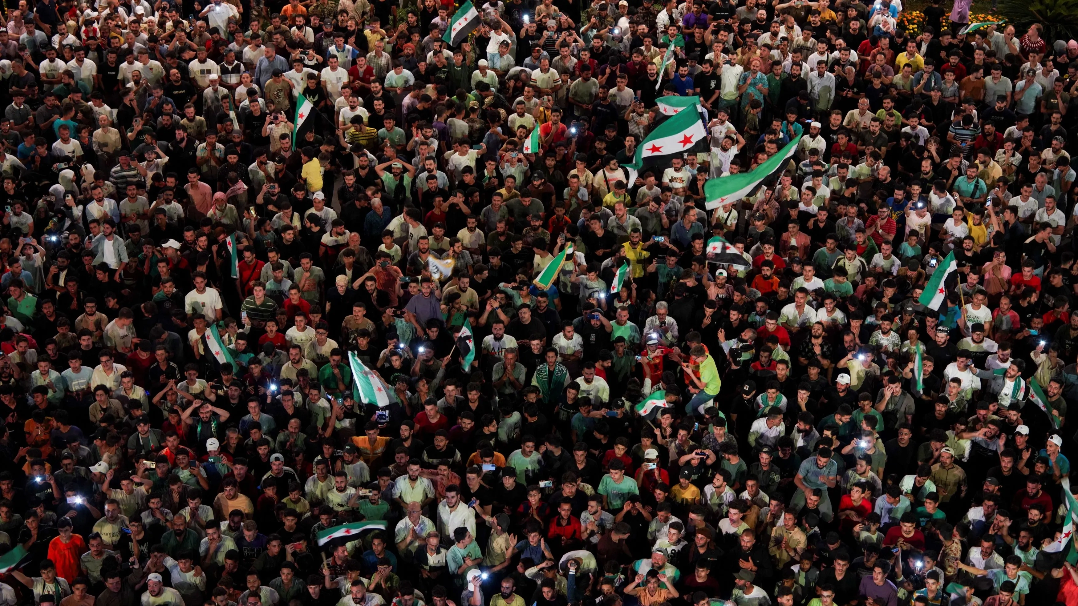 عام على سقوط الأسد.. كيف نجت سوريا من شبح الانهيار؟ 