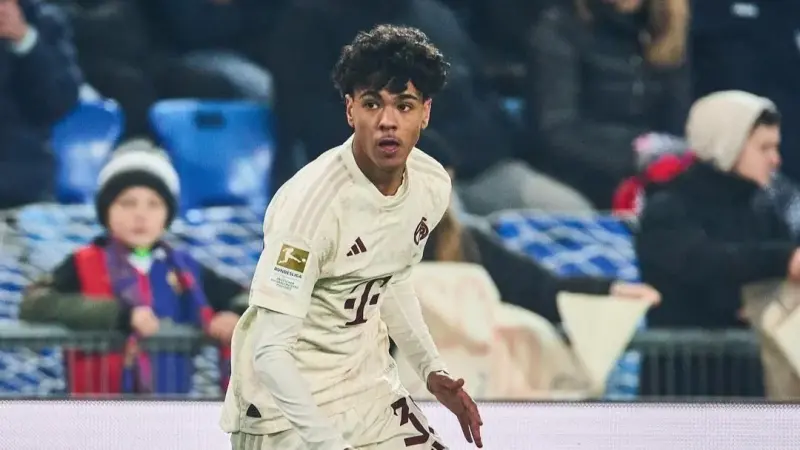 من هو المغربي آدم أزنو؟ وماذا قدّم في ظهوره الأول مع بايرن ميونخ؟