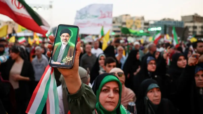 المشهد باختصار: قوات إسرائيلية على حدود إيران.. وهل سيلتقي ترامب خامنئي؟