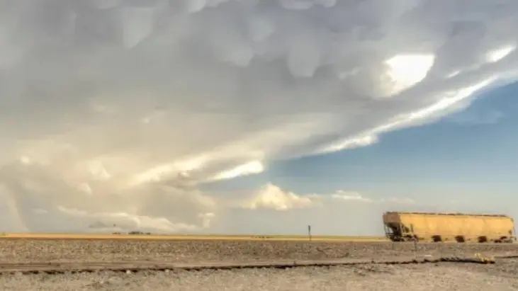 ما هي سحب الماماتوس وما سبب ظهورها في دول عدة؟