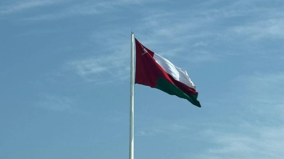 عمان تدعو إلى حلول سياسية توافقية لضمان أمن واستقرار اليمن 