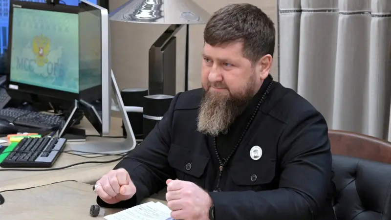 رئيس الشيشان ينشر فيديو لابنه وهو يضرب معتقلا متّهما بإحراق المصحف