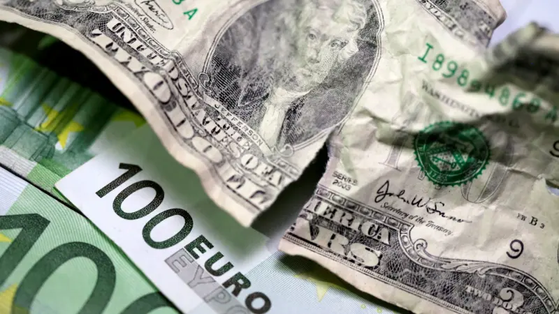الدولار يتجه لأكبر هبوط أسبوعي في 4 أشهر مع تبدّل نبرة البنوك المركزية