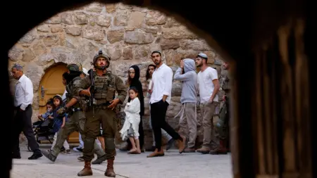 related_news_inside_blogsتقرير: جنود إسرائيليون استولوا على أموال وبطاقات ائتمان لفلسطيني بالضفة