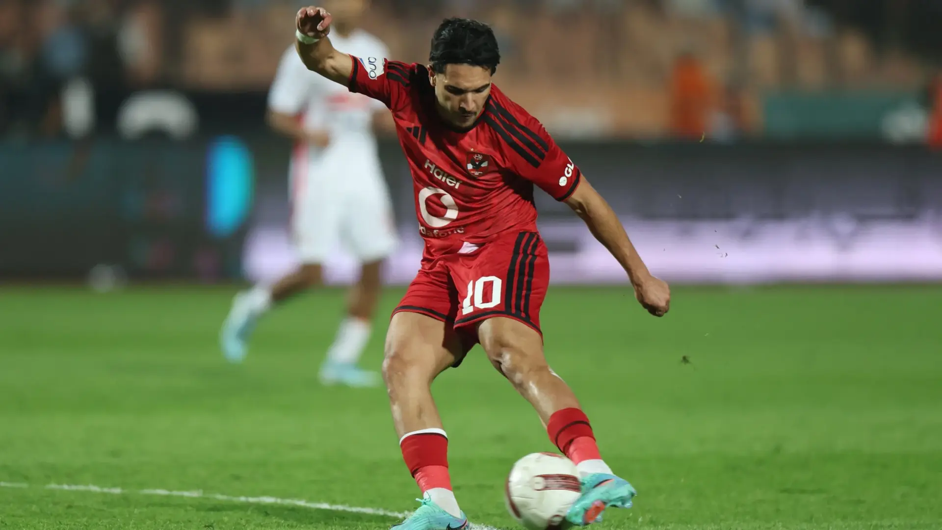 الأهلي يجدد تفوقه في قمة الدوري المصري أمام الزمالك (رويترز) الأهلي يجدد تفوقه في قمة الدوري المصري أمام الزمالك (رويترز)