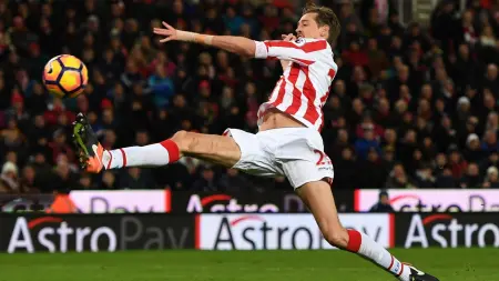 تعرّف إلى أطول 10 لاعبي كرة قدم في العالم