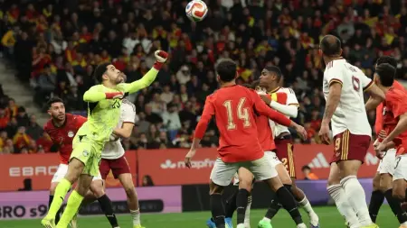 "واقعة عنصرية مقيتة".. الاتحاد المصري لكرة القدم يدين سلوك الجماهير الإسبانية