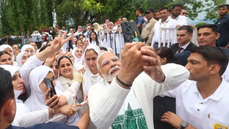 فيديو وصور - مودي يشارك في اليوم العالمي لليوغا.. ويشيد بمعلمة فرنسية