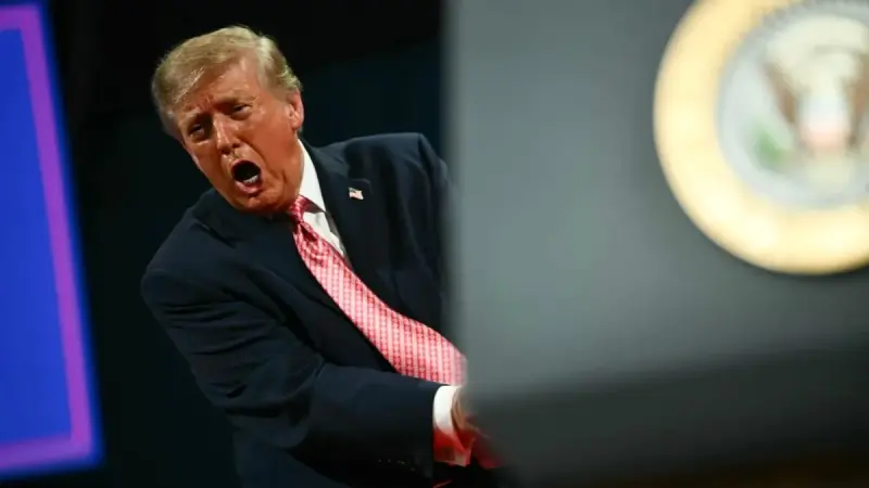 المشهد باختصار: شبح القذافي يلاحق ترامب.. وفرنسا تتهم اليسار بالتمرد