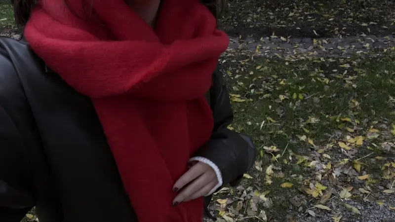 ترند الشال الأحمر.. بين الأسطورة اليابانية وصيحة نوفمبر