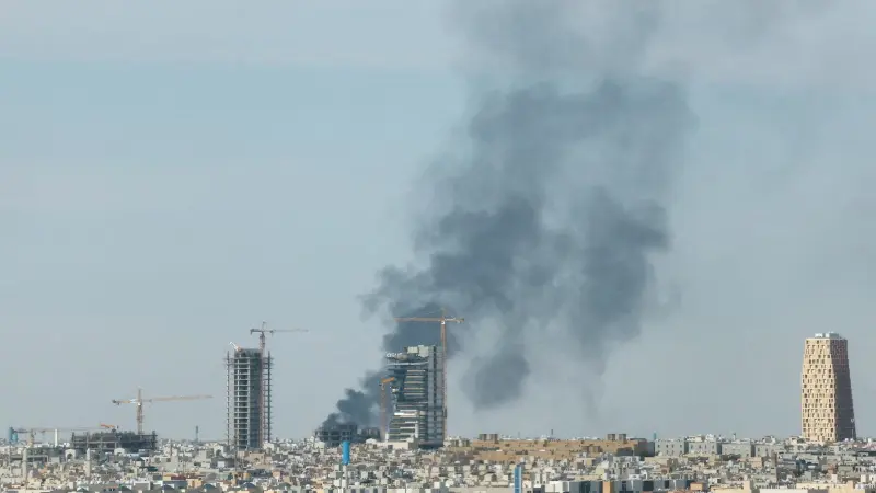 فيديو - سماع دوي انفجارين كبيرين في الرياض