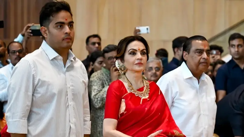 فيديو وصور - موكيش أمباني يقيم حفل زفاف جماعي للفقراء